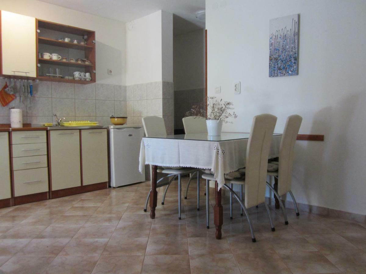 Apartmani Lina Veliki Drvenik Exterior foto