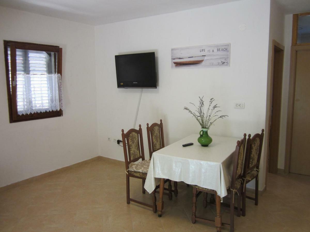 Apartmani Lina Veliki Drvenik Exterior foto